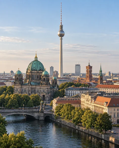 Berlin teleqülləsi və şəhər mənzərəsi