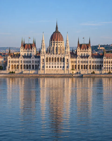 Budapeştdə Dunay sahilində parlament binası